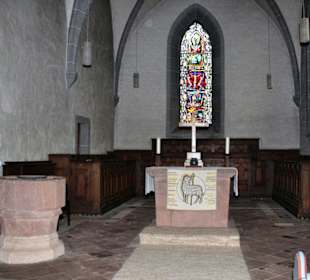 Altarraum mit Taufstein