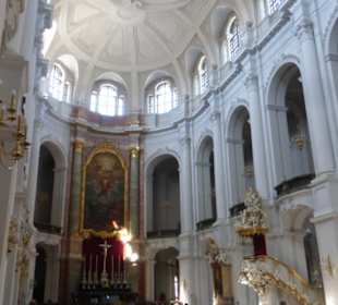 Die katholische Hofkirche – Innenansicht