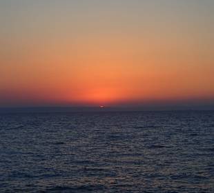 Sonnenuntergang auf offenem Meer 