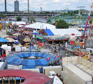 Höhenblick auf die Düsseldorfer Rheinkirmes