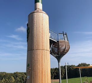 Begehbare Weinflasche mit Weinglas