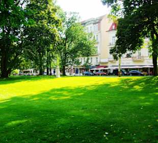 Im Kurpark unterwegs. Zur Promenade hin