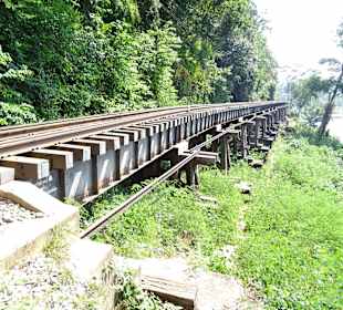 Zu Fuß über die Holzbrücken