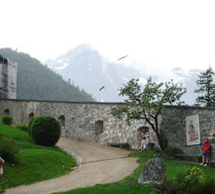 Kreisende Adler über der Burg
