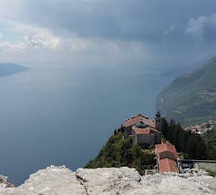 Blick oberhalb Montecastello auf den Gardasee