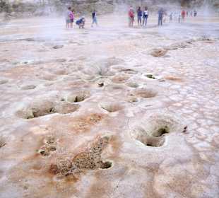 Krater mit Öffnungen