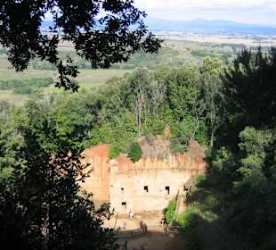 Der Blick auf die Gräbergrottenwand