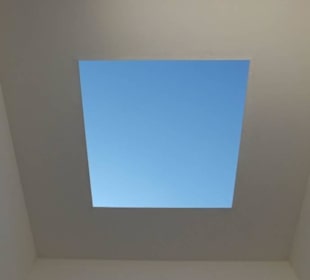 Sala z otworem-obrazem nieba w dachu