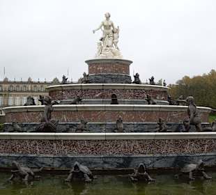 Brunnen mit seinen Figuren