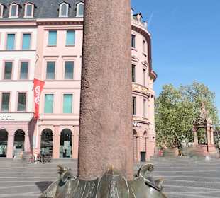 Die Heunensäule auf dem Mainzer Marktplatz