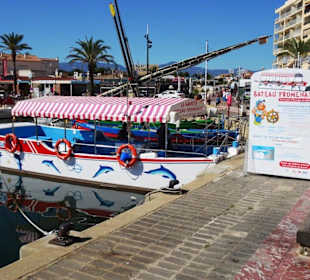 Abfahrt der Hafenrundfahrt-Schiffe