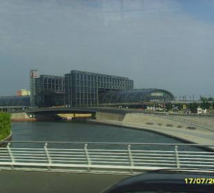 Bahnhof Berlin mit dem Fluss Spree