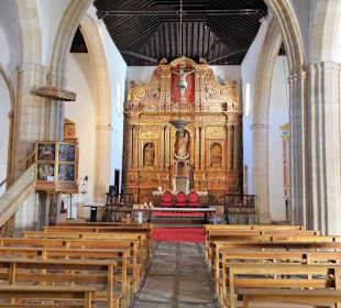 Blick in das Mittelschiff und auf den Hauptaltar