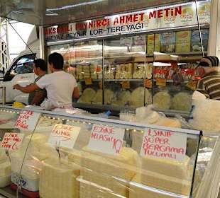 Käsestand auf dem Alanya-Markt