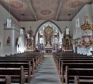 Blick in das Langschiff der PFarrkirche