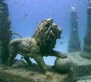 Versunkene Statuen und Figuren vorhunderte Jahren