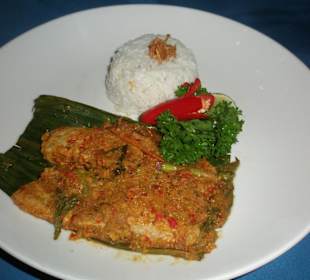 Fischfilet im Bananenblatt gegart