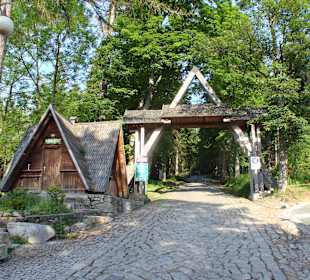 Wejście do Parku obok Kościoła Wang