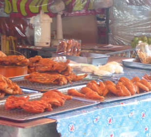 Gebratene Hühnchenschenkel und Flügel