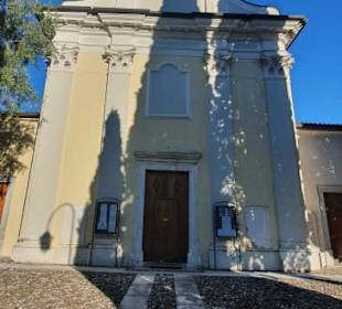 Am Eingang der Kirche