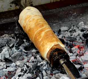 Ungarischer Baumkuchen über dem Feuer