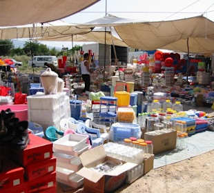 Marktstand mit Gebrauchsartikeln