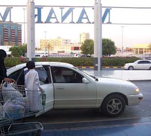 Kleiner Junge im einheimischen Gewand im Einkaufskorb