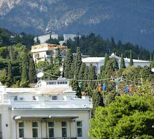 Blick vom Wasser auf die Seilbahn