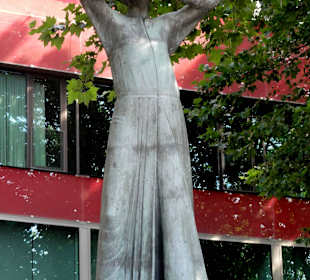 Die Skulptur "Der Rufer" am Weserufer