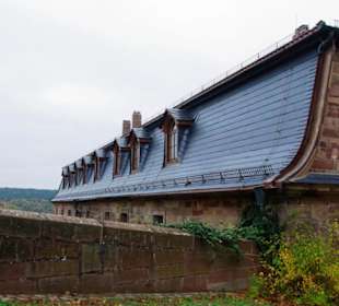 Seitengebäude am Eingang