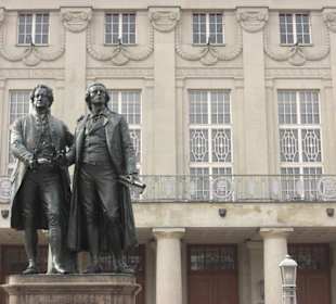 Goethe-Schiller-Denkmal auf dem Theaterplatz