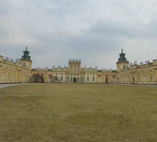 Blick vom Schlosshof zum Schloss Wilanow