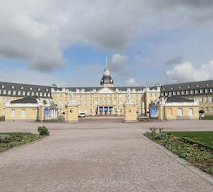 Bei einer Stadtbesichtigung von Karlsruhe