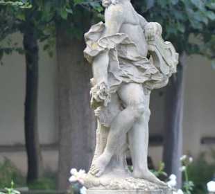 Ros11 - Statue