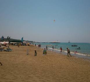 Ausreichend Liegen und Schirme inklusiv