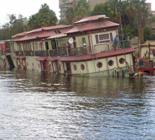 Ein sinkendes Schiff in Kairo