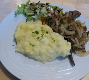 Zum Abendessen im Wirtshaus am Dom