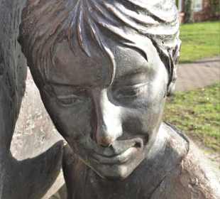 Ansichten der Skulptur Die Melkerin