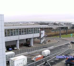 Blick zum Bahnhof/Sky Train