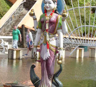Am Ufer Grand Bassin mit Shiva-Statue