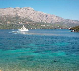 Fähre und super sauberes, klares Wasser