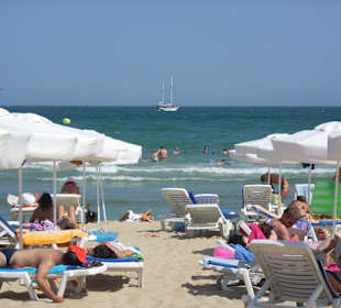 Ein Blick auf den Strandabschnitt vom Hotel