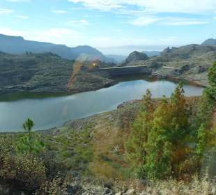 Ein Stausee in den Bergen