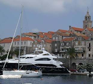 Die Luxus-Jacht Chiqui im Hafen