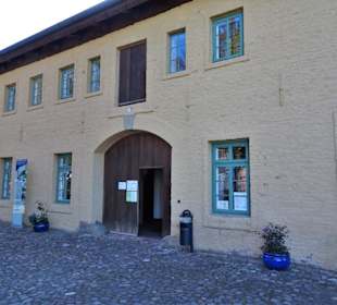 Zugang zum Eingang des Museums