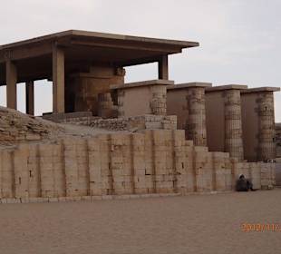 Nekropole von Sakkara mit Djoser- und Gizeh-Pyramiden