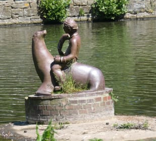 Der Schipperjunge auf dem Seehund im Kurpark