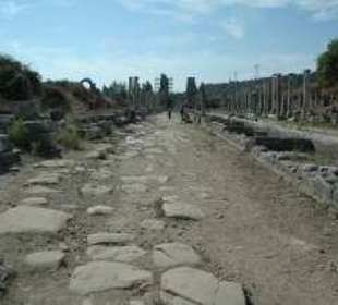 Die 20 m breite Prachtstrasse 