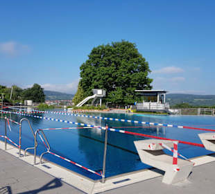 Bergschwimmbad - Corona-Absperrungen