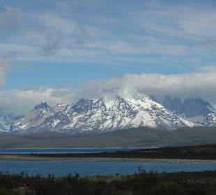 Lago y montañas